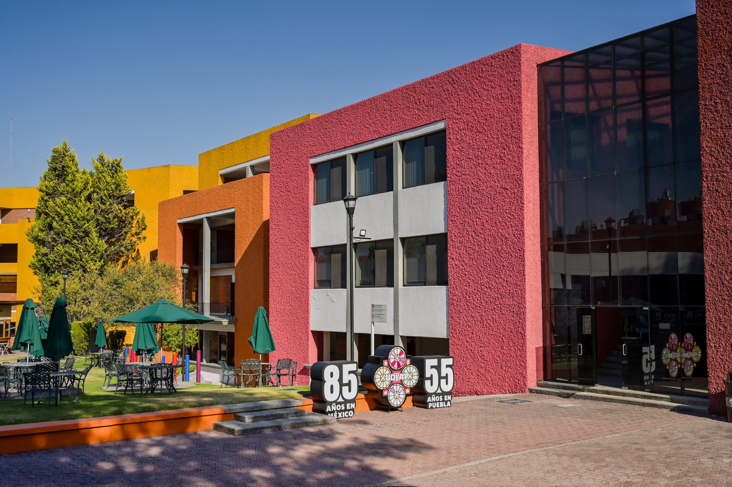 Escuela de Artes y Humanidades Escuela de Artes y Humanidades